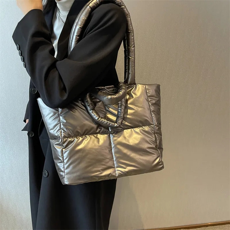 Bolso de hombro acampanado de  - Interior Design Warm reseña y precio