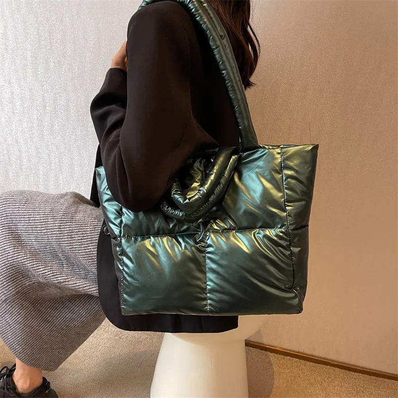 Bolso de hombro acampanado de  - Interior Design Warm reseña y precio